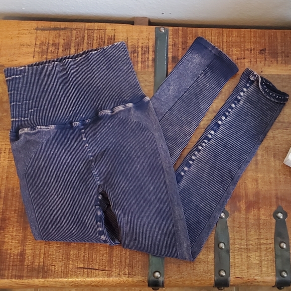 💙 Free People Ultra High Rise Happiness Runs Leggings 💙 - Picture 3 of 16